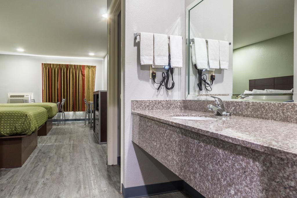 Scottish Inn And Suites Tomball Eksteriør billede