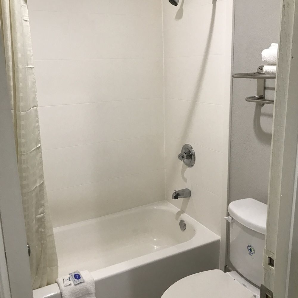 Scottish Inn And Suites Tomball Eksteriør billede